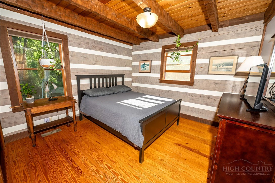 Image number 21 for the current listing