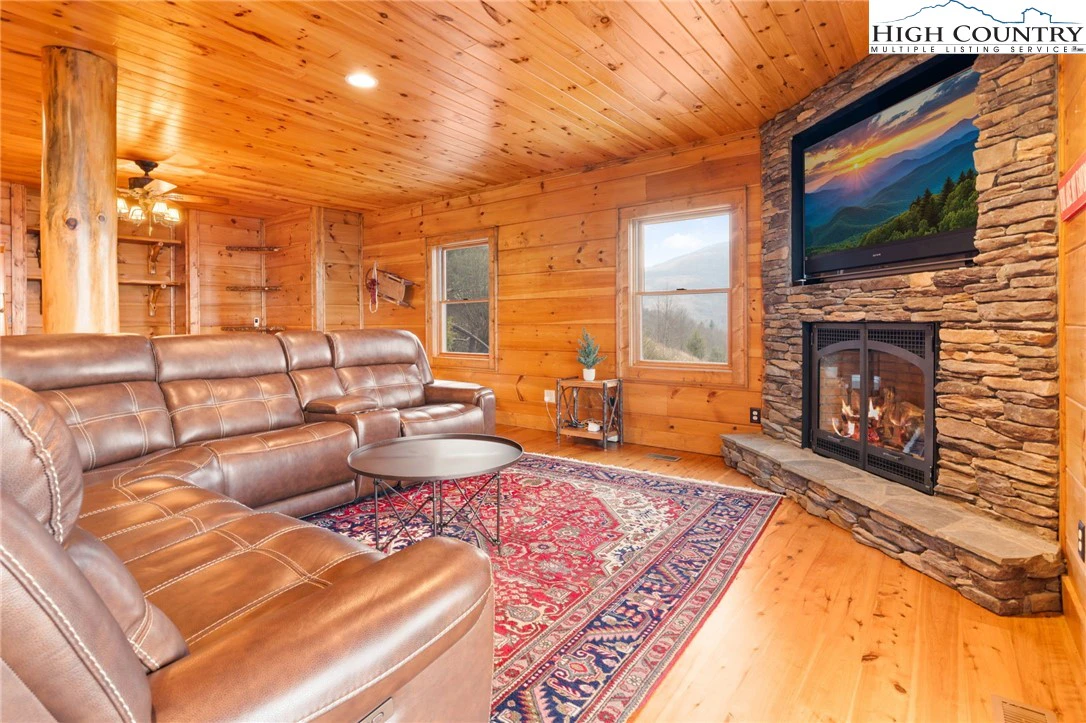 Image number 2 for the current listing