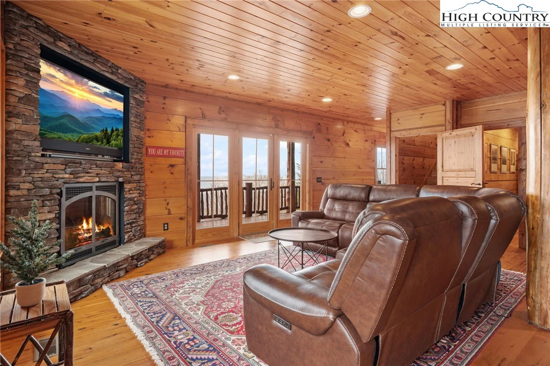 Image number 15 for the current listing