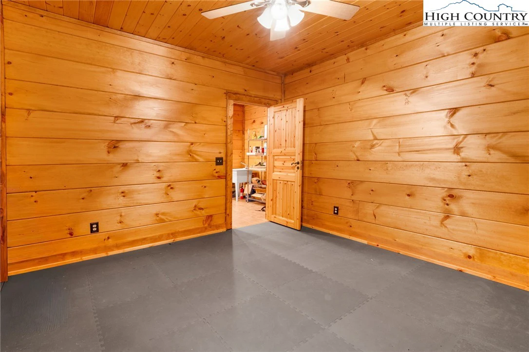 Image number 19 for the current listing