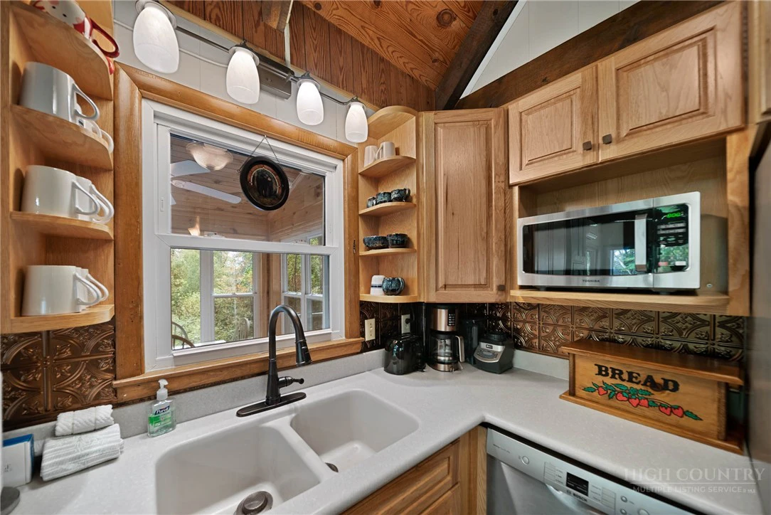 Image number 8 for the current listing