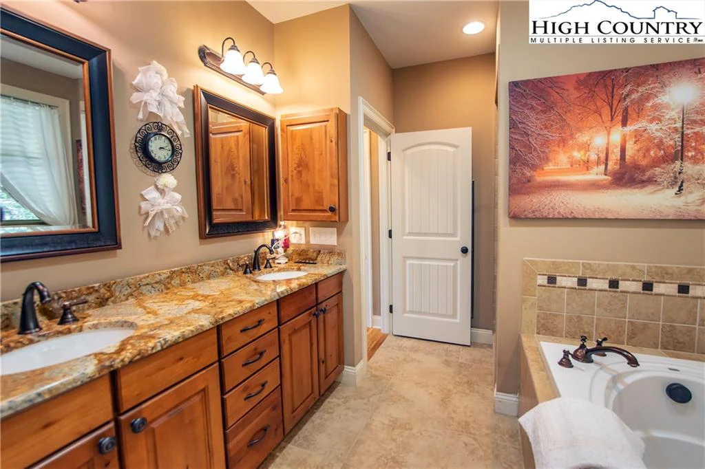 Image number 11 for the current listing