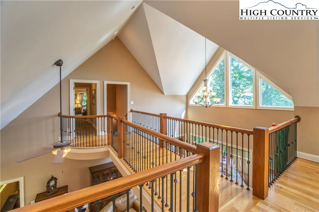Image number 4 for the current listing
