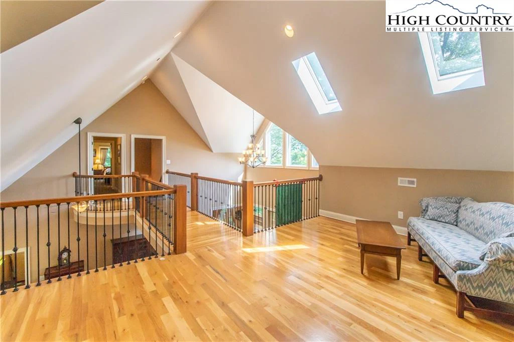 Image number 5 for the current listing