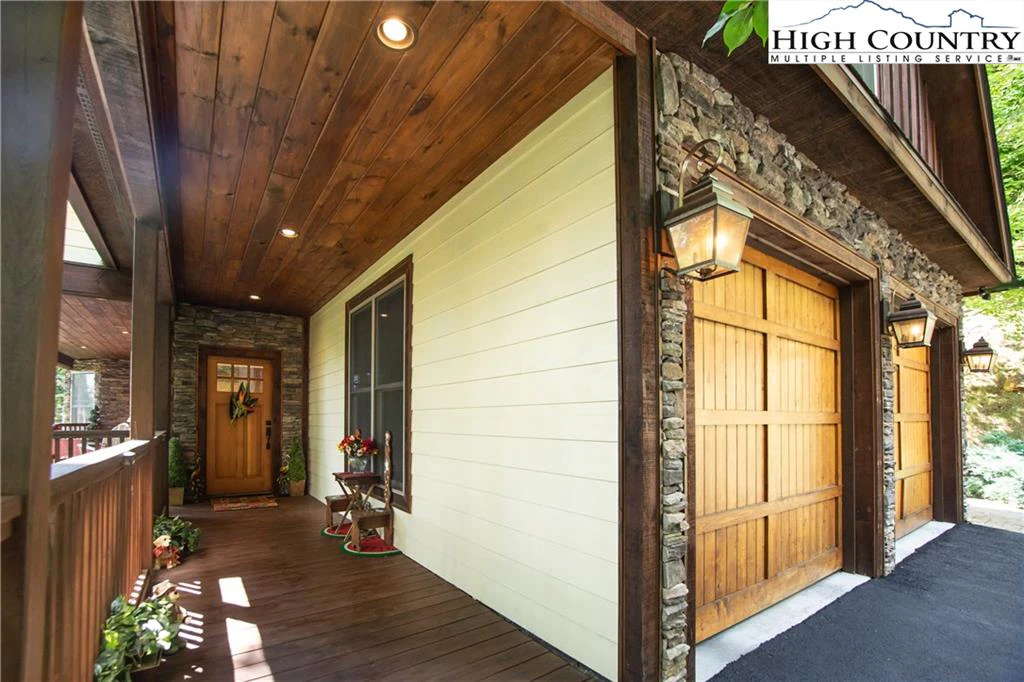 Image number 14 for the current listing