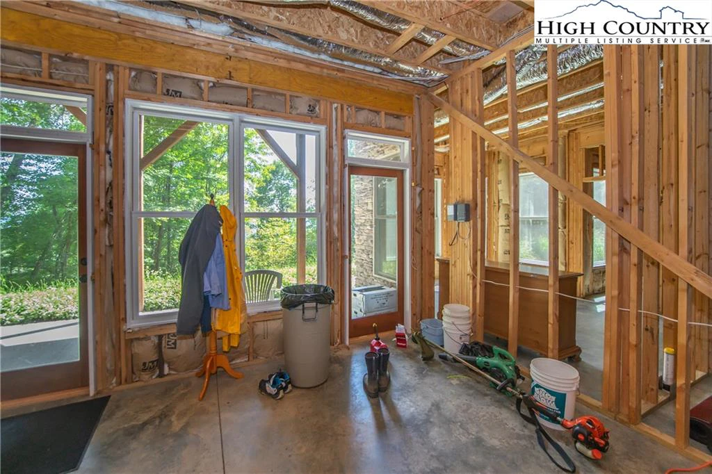 Image number 16 for the current listing