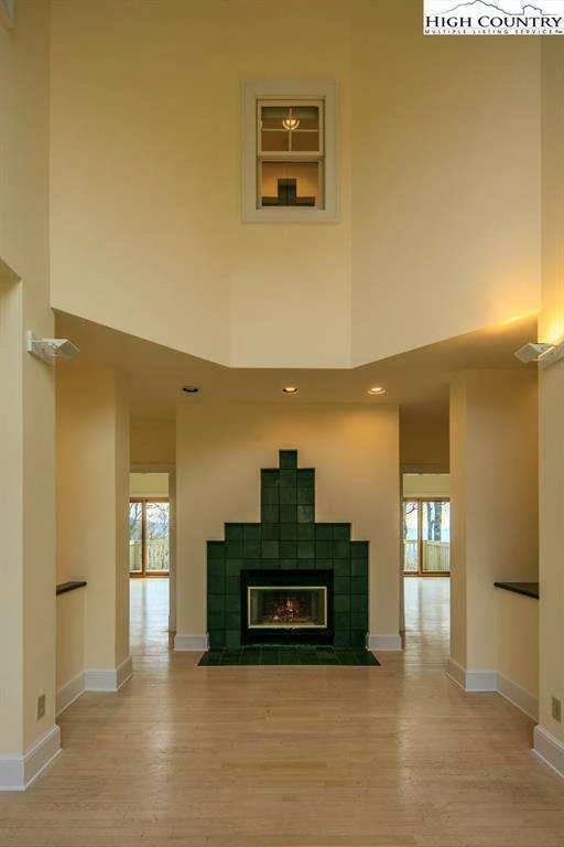 Image number 2 for the current listing
