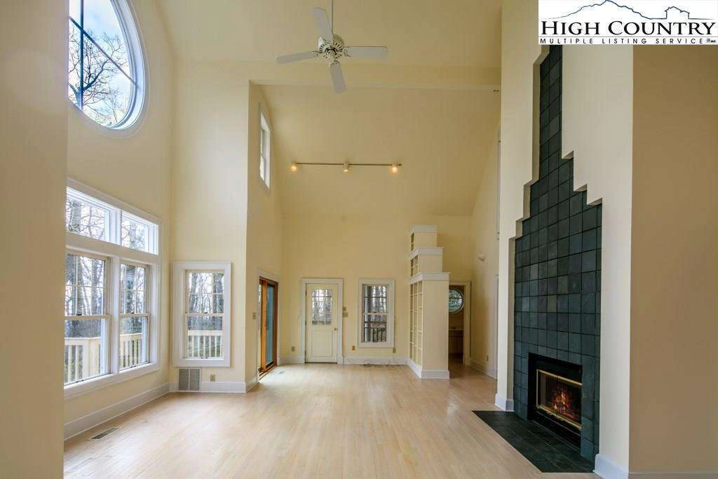 Image number 21 for the current listing