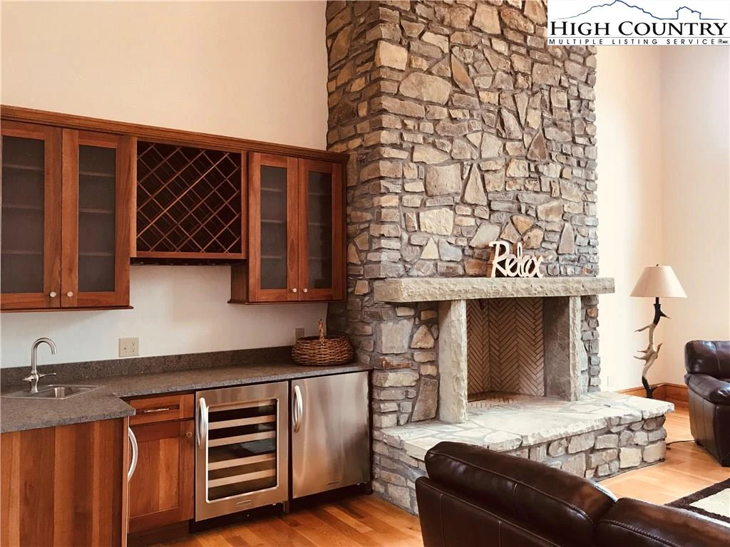 Image number 1 for the current listing