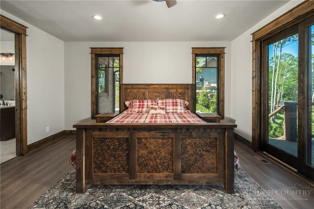 Image number 19 for the current listing