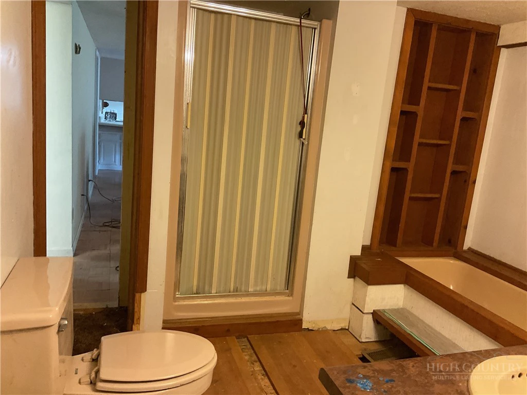 Image number 10 for the current listing