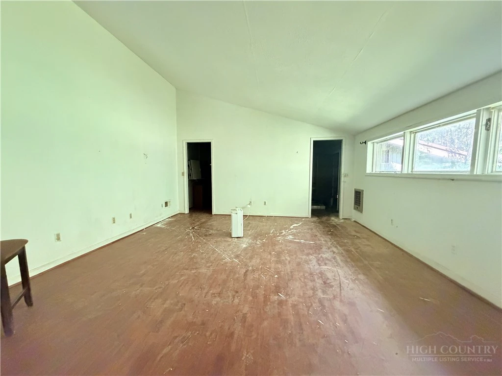 Image number 11 for the current listing