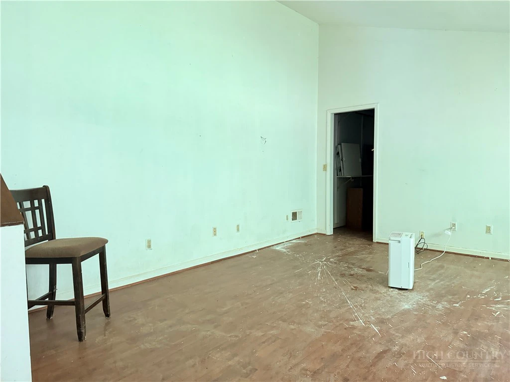 Image number 12 for the current listing
