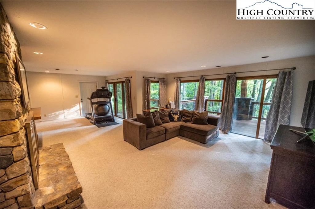 Image number 3 for the current listing
