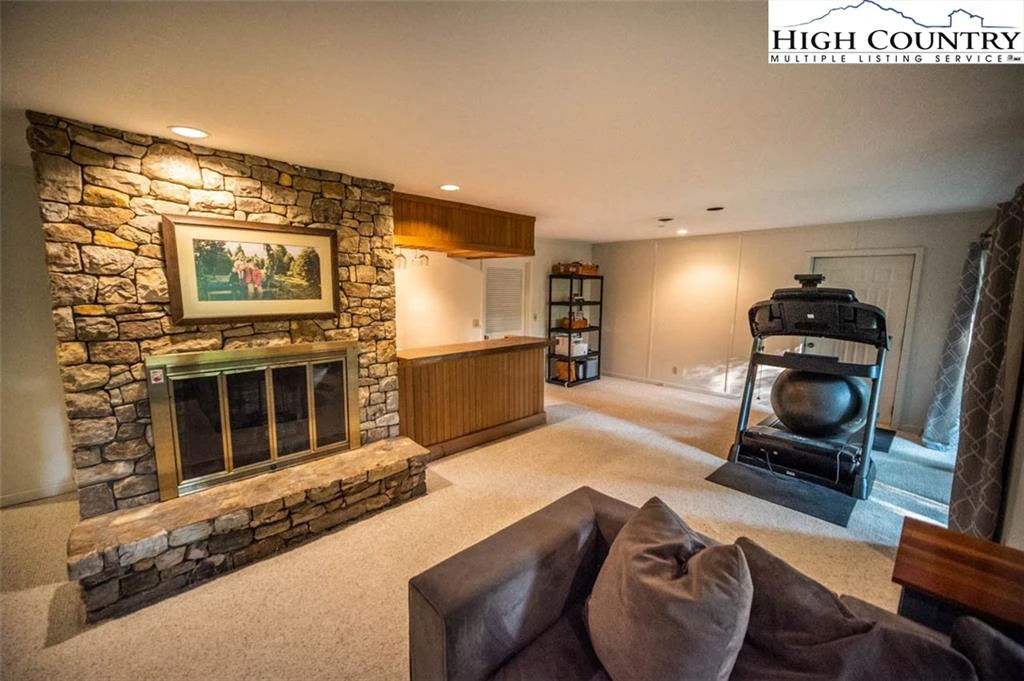 Image number 4 for the current listing