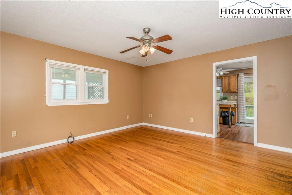 Image number 21 for the current listing