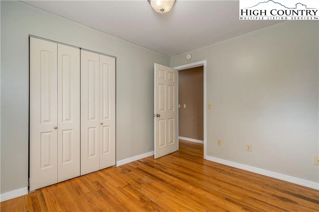 Image number 4 for the current listing