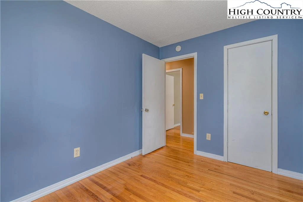Image number 9 for the current listing