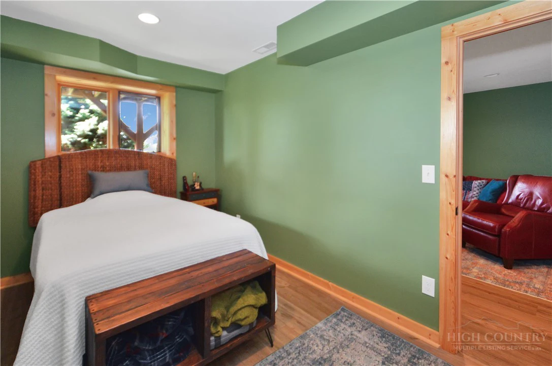 Image number 11 for the current listing