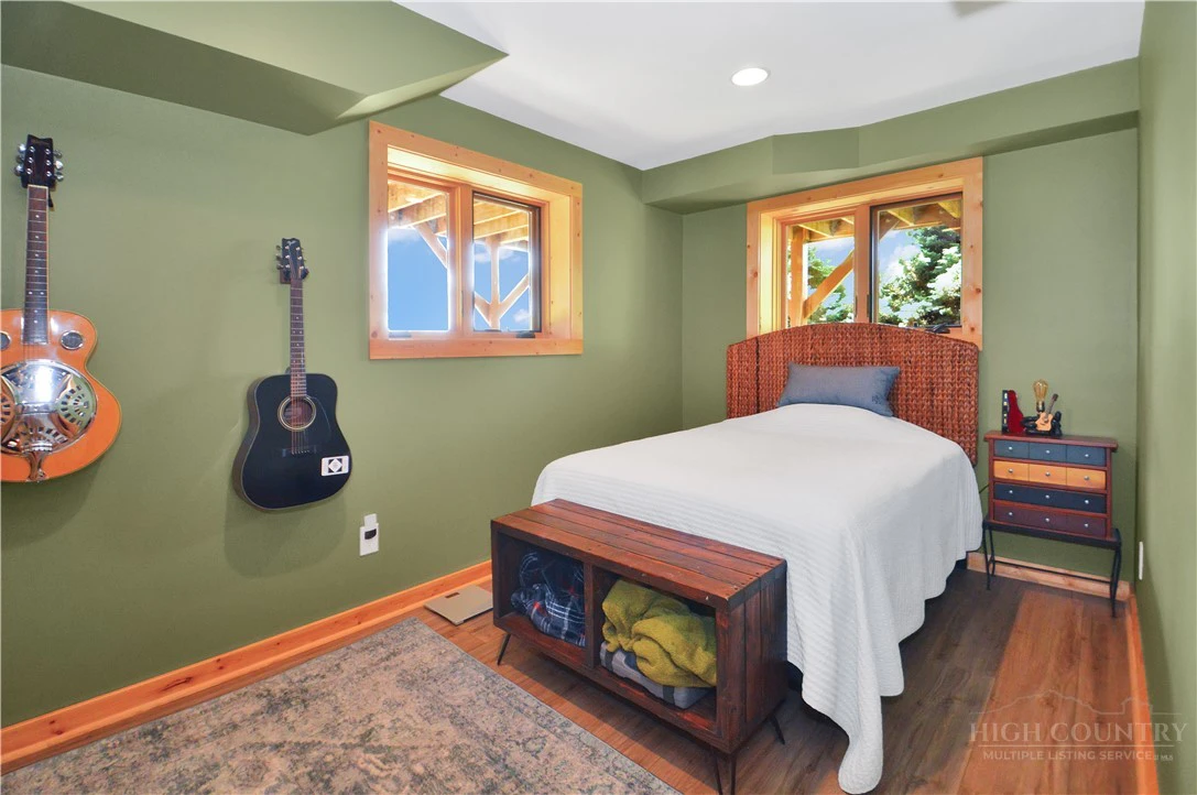 Image number 13 for the current listing