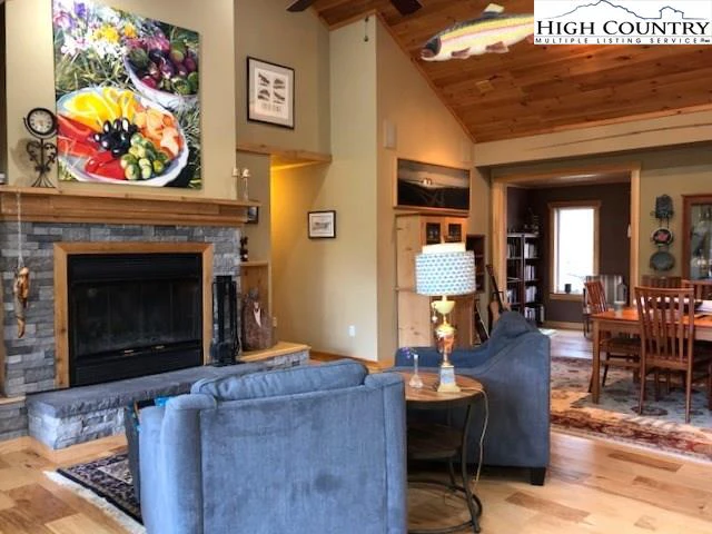 Image number 1 for the current listing