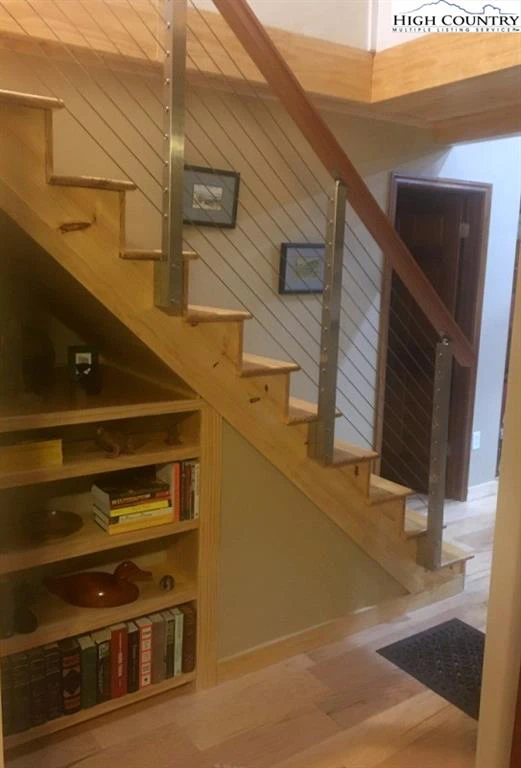 Image number 8 for the current listing