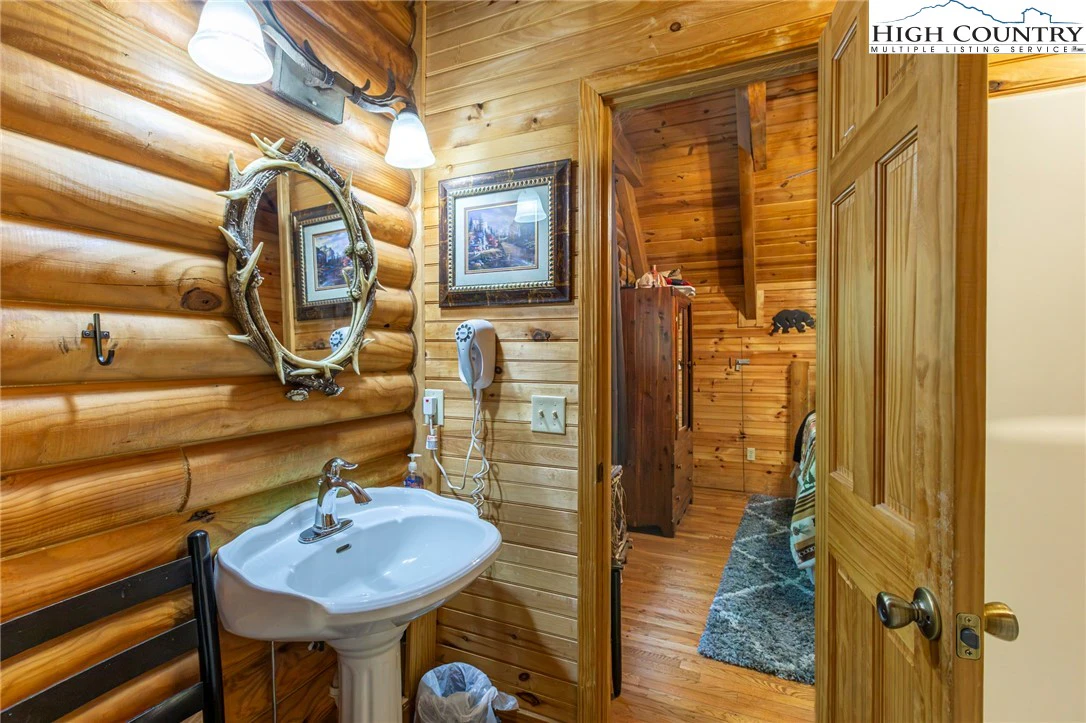 Image number 11 for the current listing