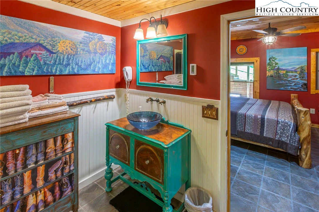 Image number 19 for the current listing