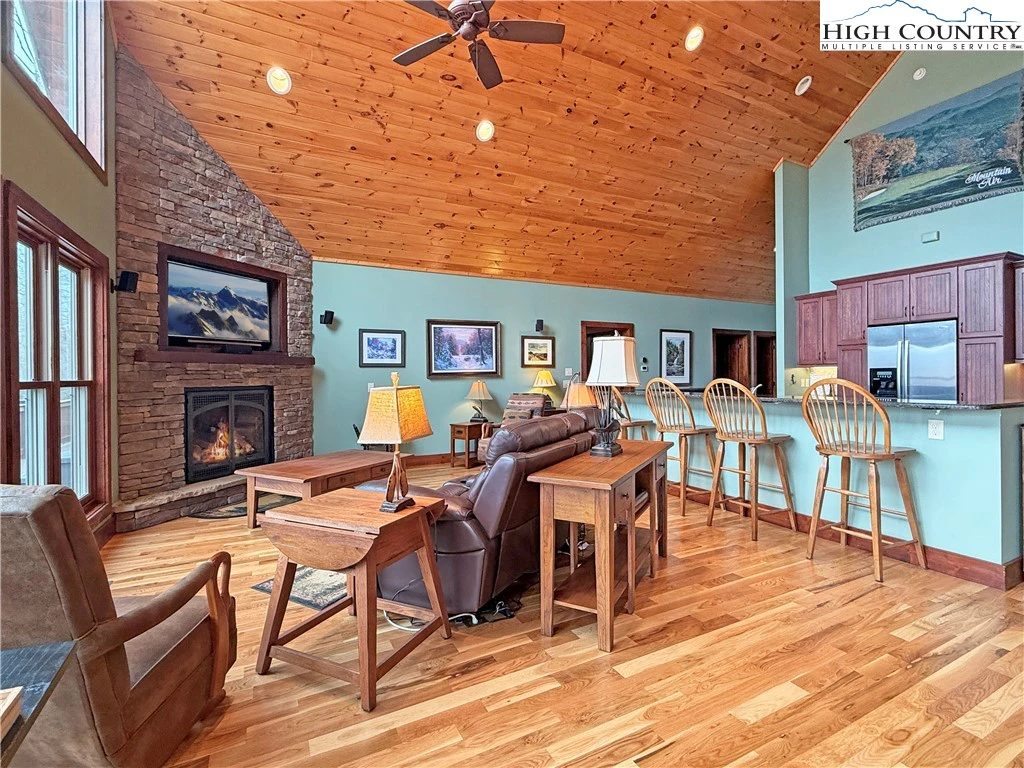 Image number 42 for the current listing