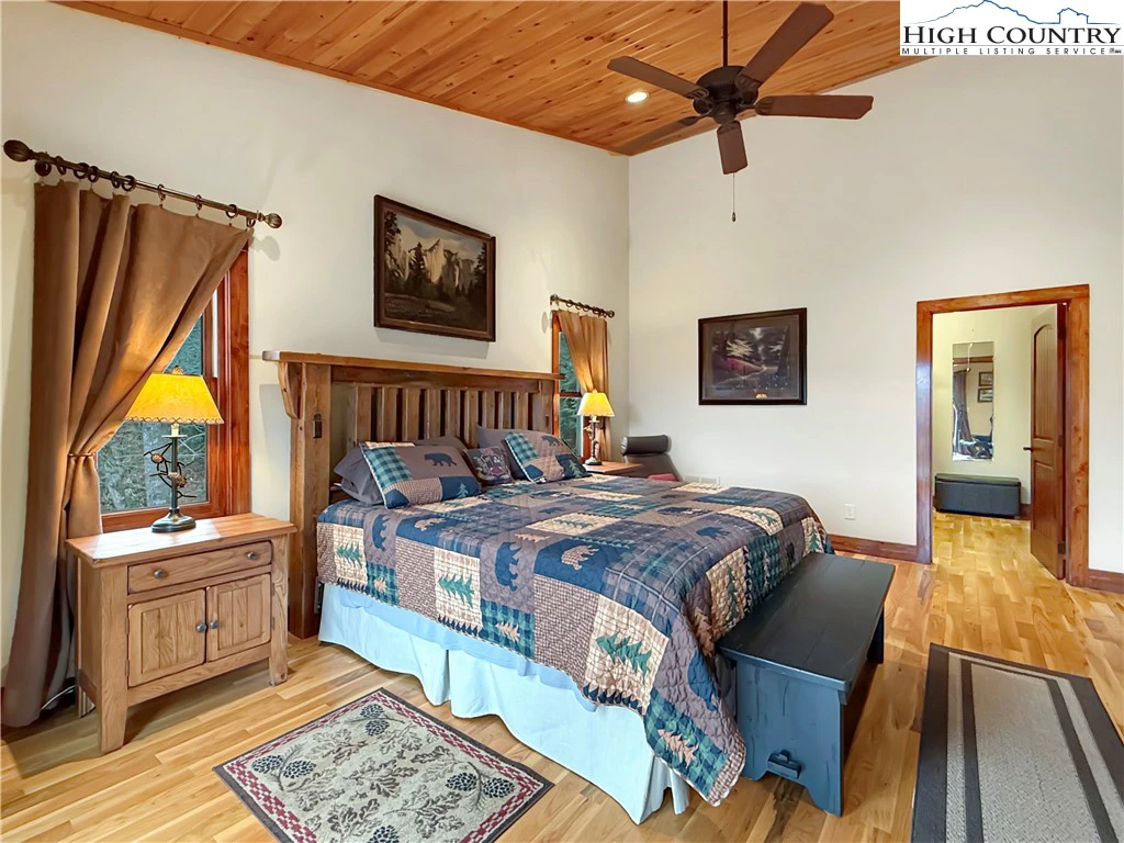 Image number 4 for the current listing