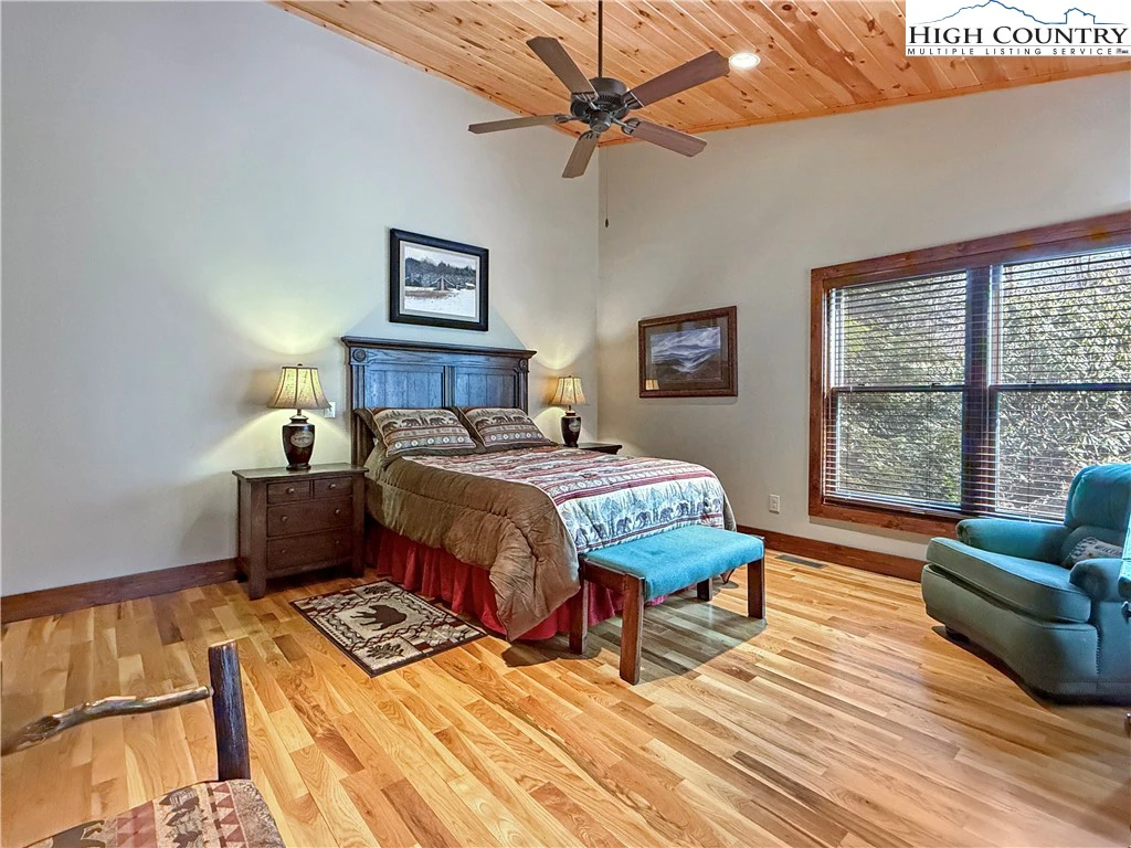 Image number 9 for the current listing