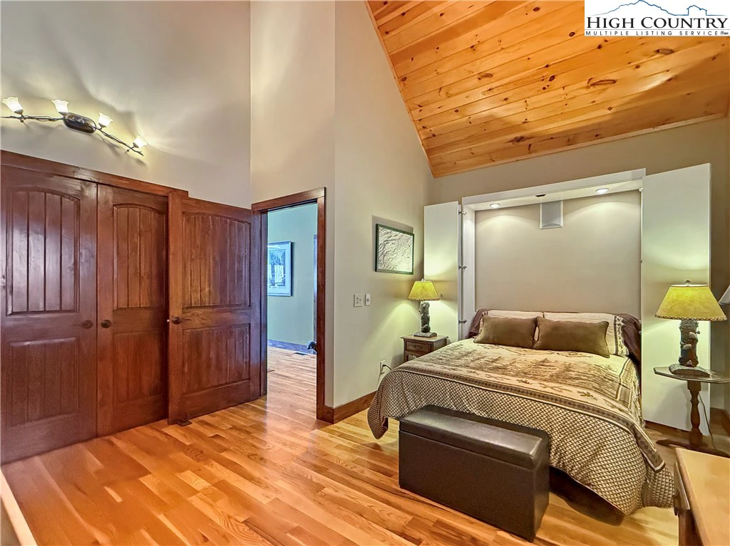 Image number 13 for the current listing