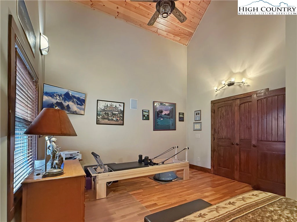 Image number 2 for the current listing