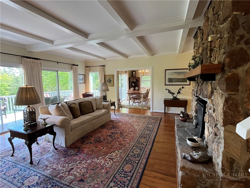 Image number 2 for the current listing