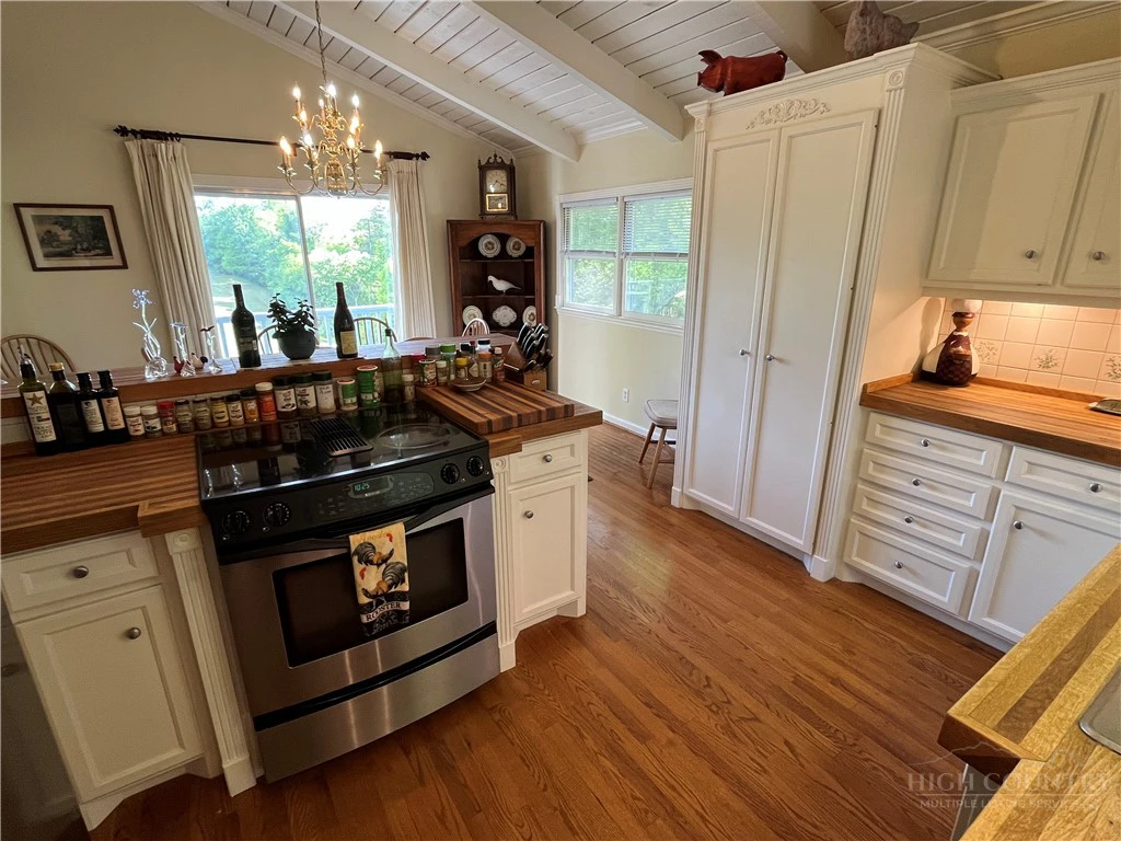 Image number 14 for the current listing