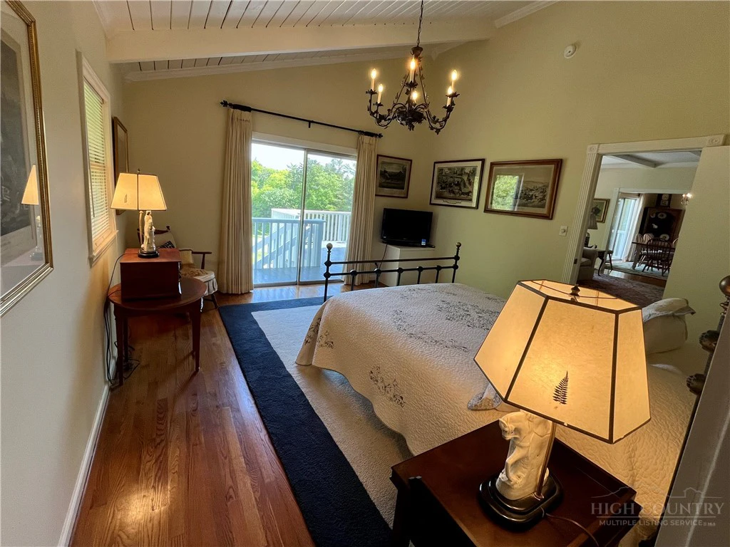 Image number 15 for the current listing