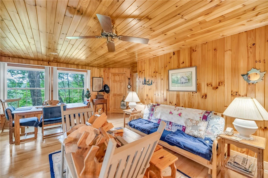 Image number 11 for the current listing