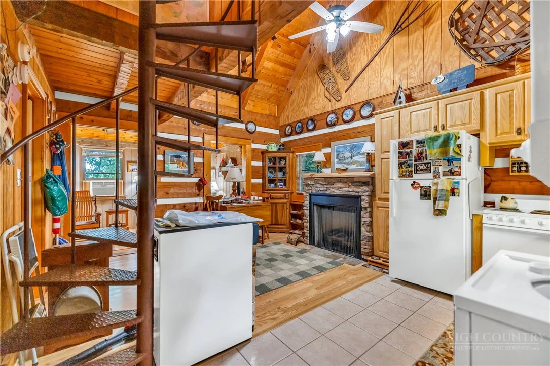 Image number 16 for the current listing