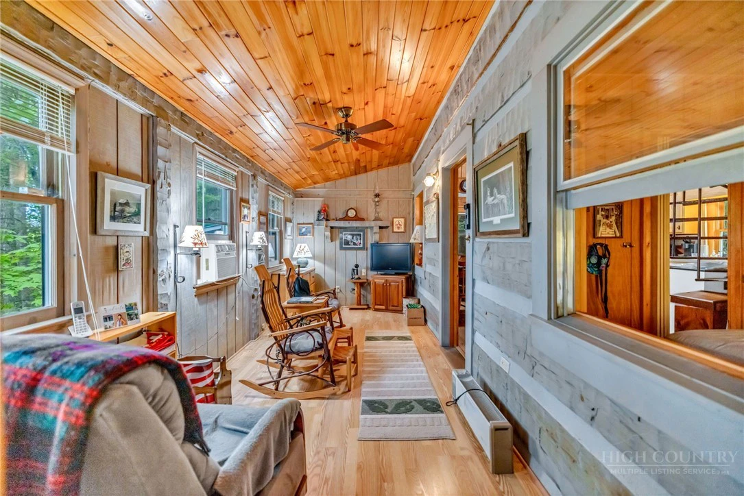 Image number 13 for the current listing