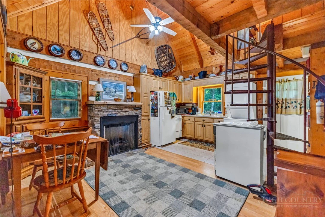 Image number 19 for the current listing