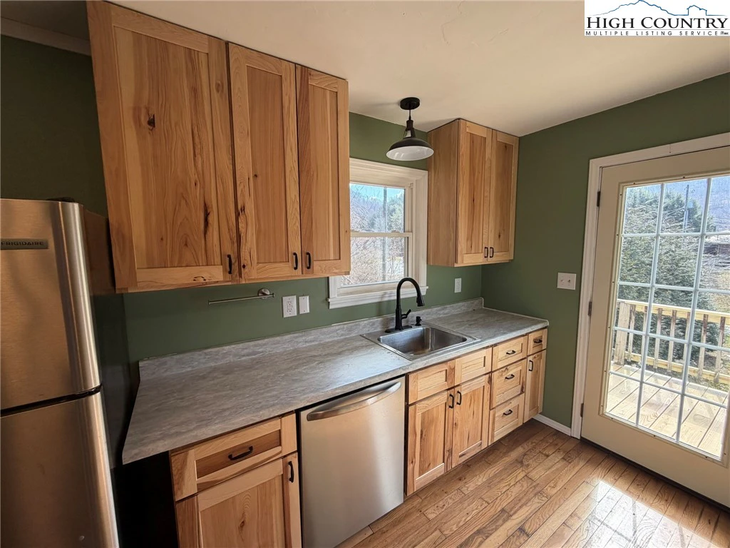 Image number 18 for the current listing