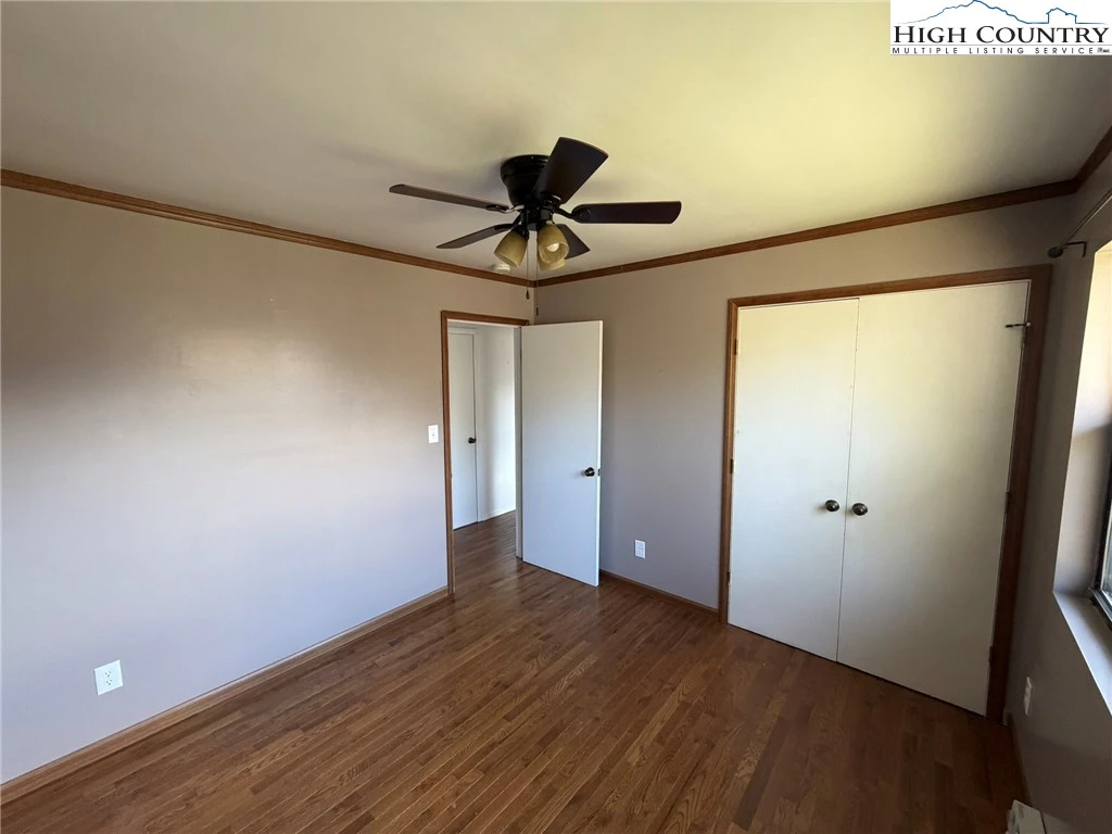 Image number 13 for the current listing