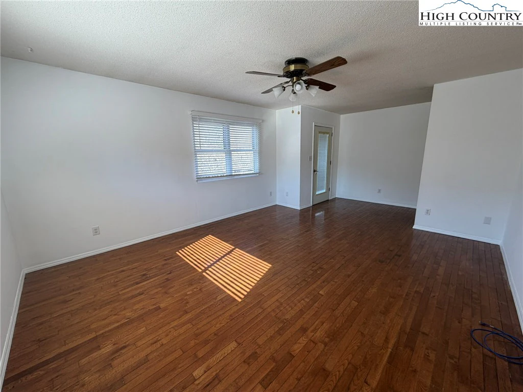 Image number 10 for the current listing