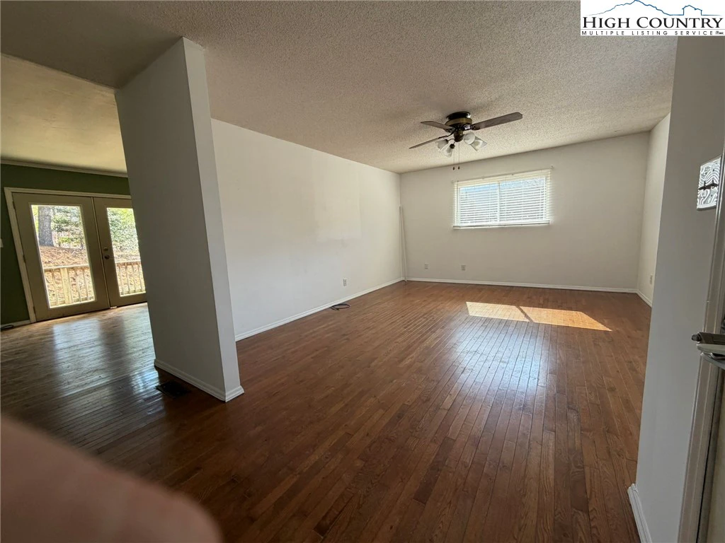Image number 9 for the current listing