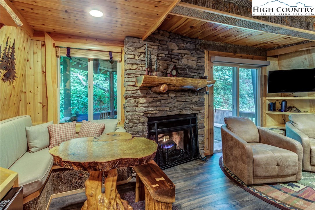 Image number 1 for the current listing