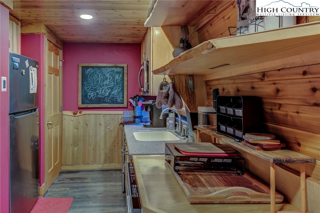 Image number 19 for the current listing