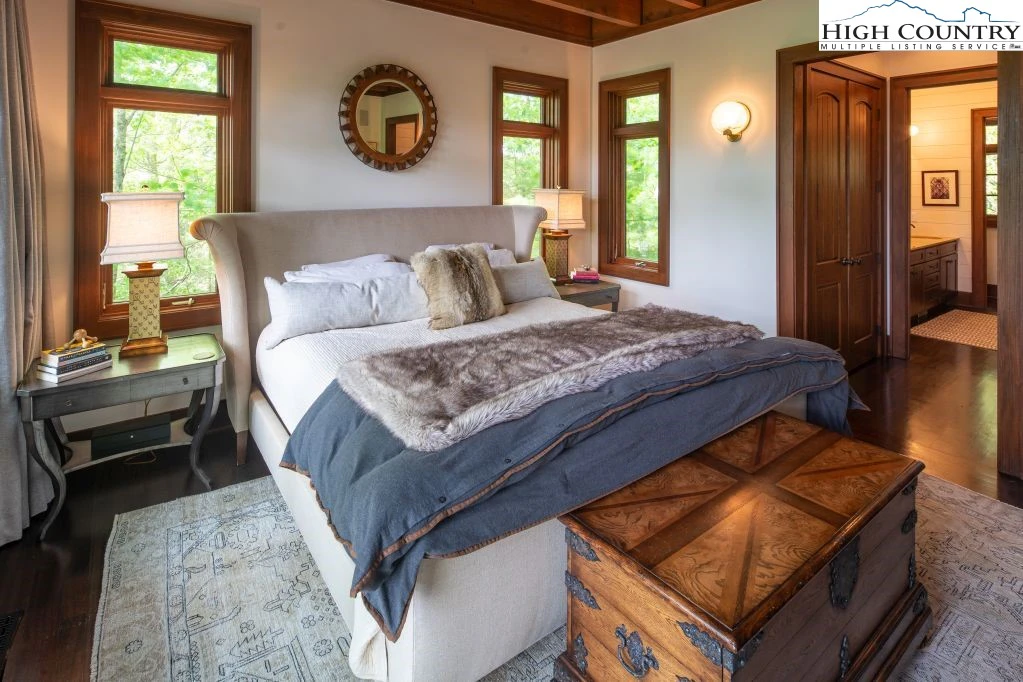Image number 4 for the current listing