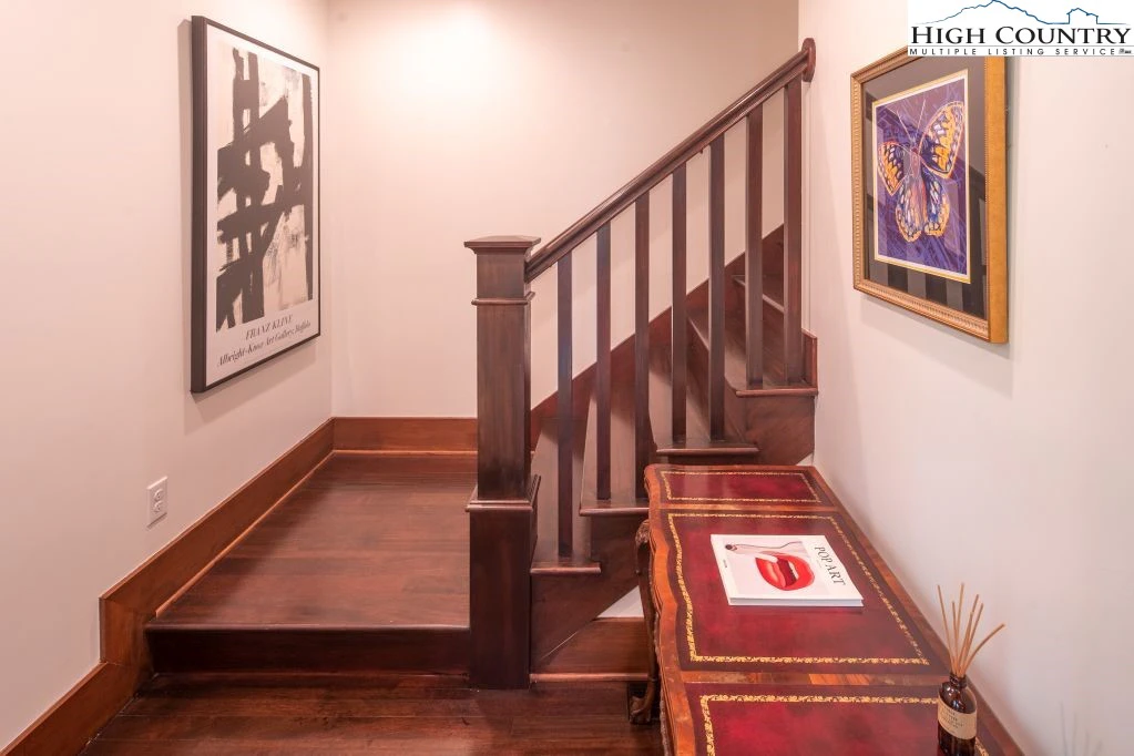 Image number 19 for the current listing