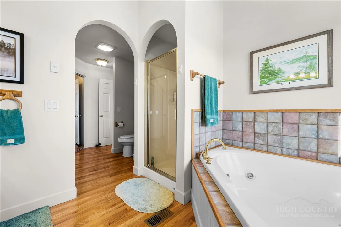 Image number 4 for the current listing
