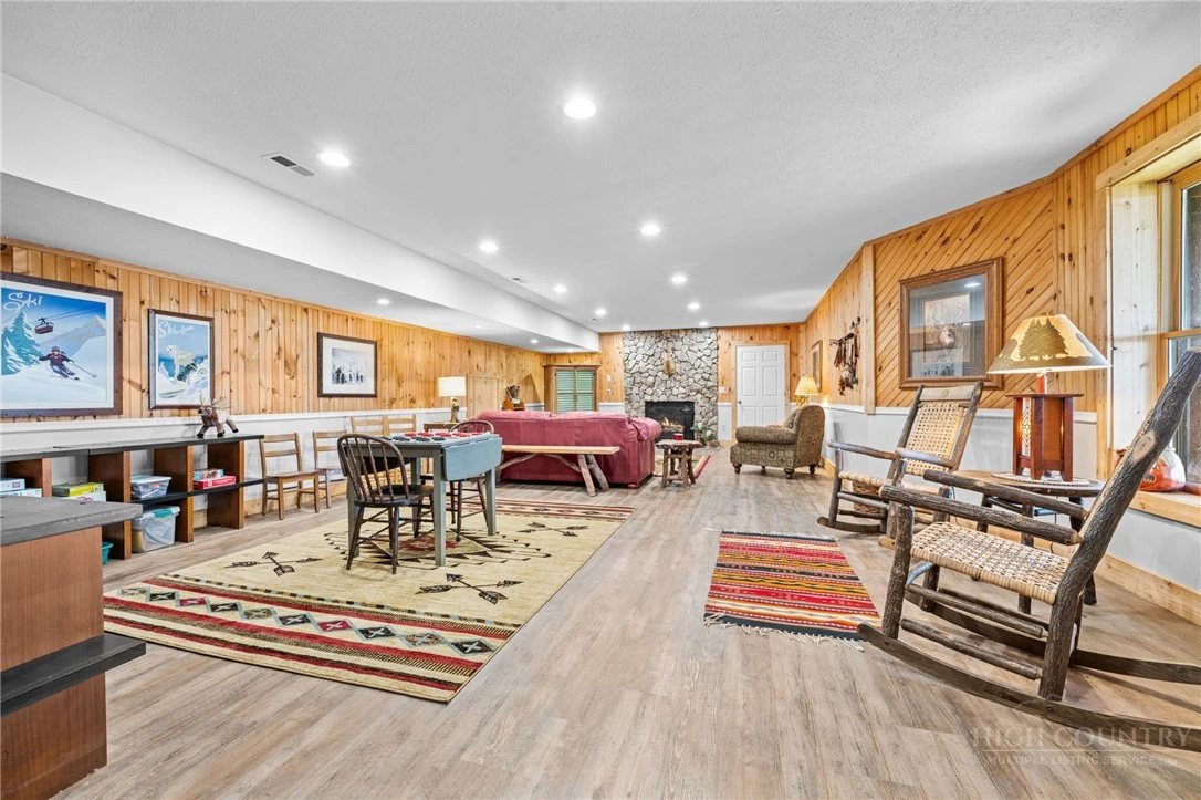Image number 15 for the current listing